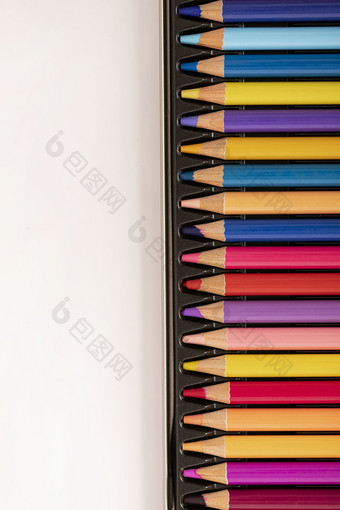 铅笔盒中排列整齐的彩铅