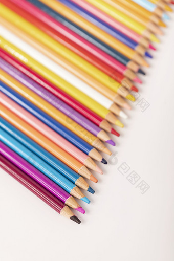 排列整齐的彩色铅笔