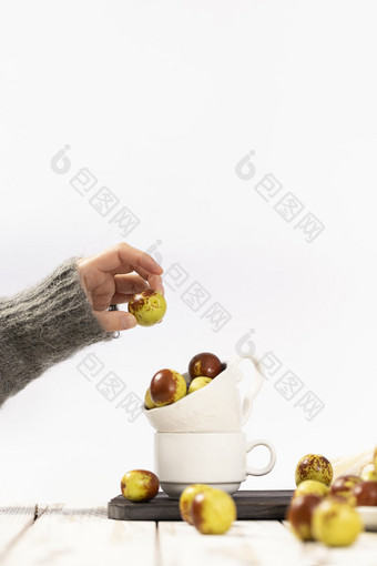 抓颗桌面散落的冬枣图片