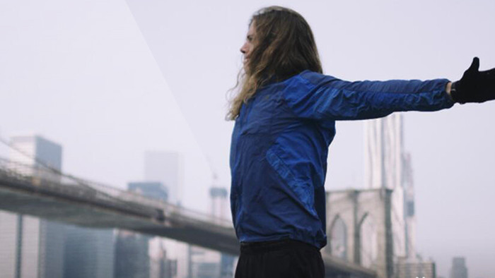 黑人在小道上跑步健身高清实拍