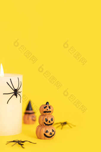 蜘蛛与蜡烛创意万圣节黄色海报