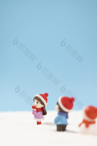 冬季情侣与雪人摆件创意拍摄