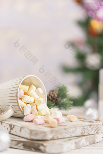 圣诞节散落在桌面的棉花糖