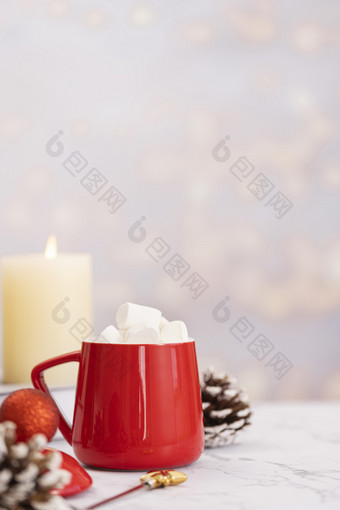 红色圣诞杯子里的棉花糖