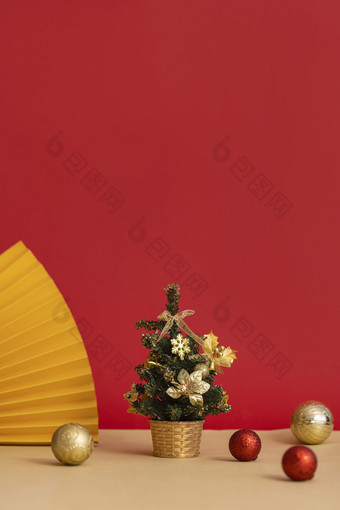 <strong>圣诞</strong>树<strong>圣诞</strong>球红色背景