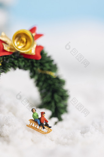 圣诞节玩雪橇的孩子创意图片