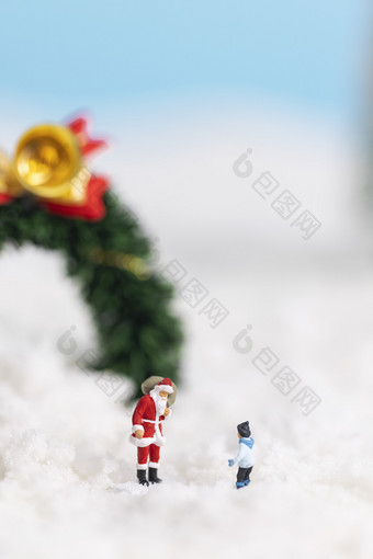 雪地上的<strong>圣诞</strong>老人与孩子