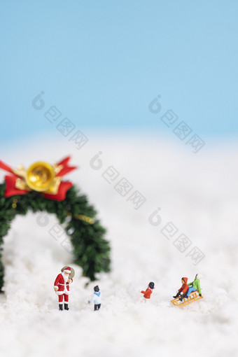 雪地上玩耍的孩子与圣诞老人