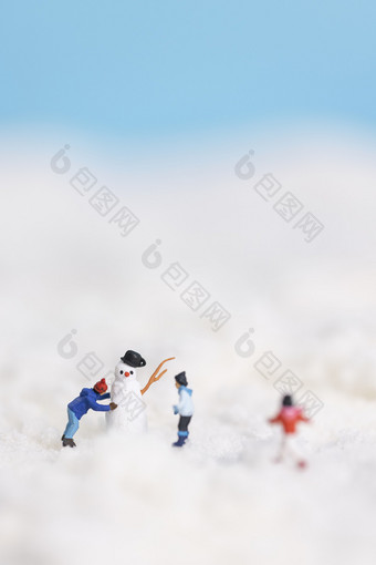 雪地上堆雪人的孩子们