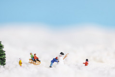 圣诞节微缩创意雪地上玩耍的孩子