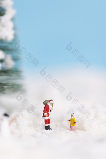 圣诞老人与孩子雪地场景