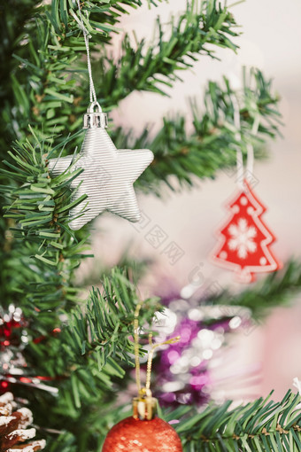 装饰精美的<strong>圣诞</strong>树图片