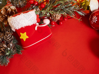 <strong>圣诞</strong>靴子树枝红色背景
