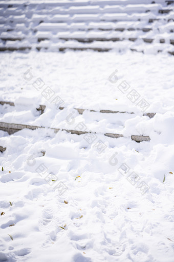 冬季白雪覆盖的台阶