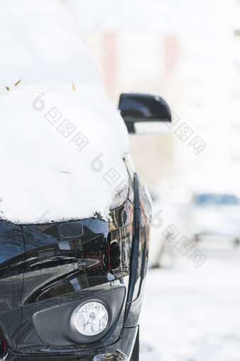 冬季被白雪覆盖的汽车