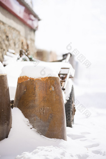 北方冬季白雪覆盖<strong>的</strong>土缸