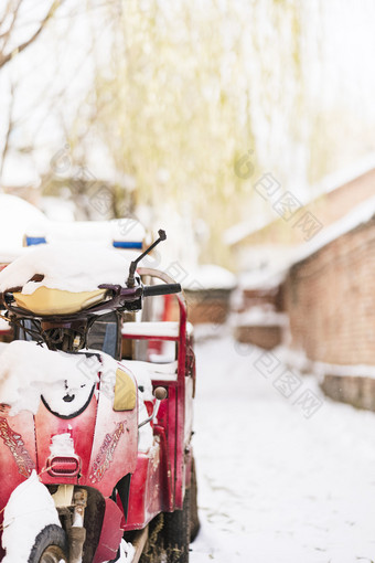 冬季室外白雪覆盖<strong>的</strong>摩托车