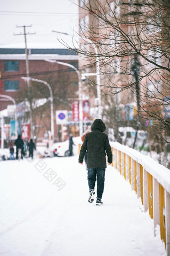 冬天行走在桥面的路人