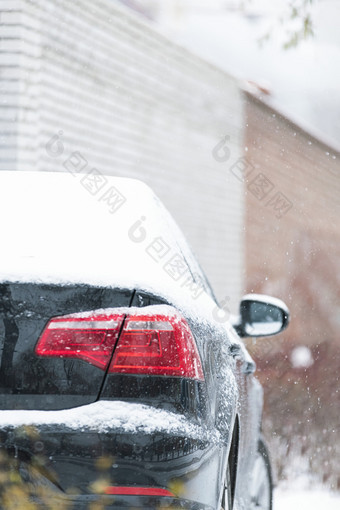 冬季白雪覆盖的黑色汽车