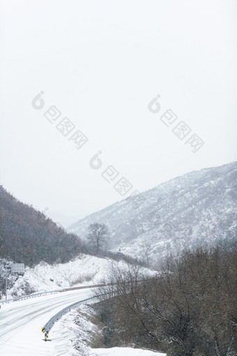 冬天大雪中的山路