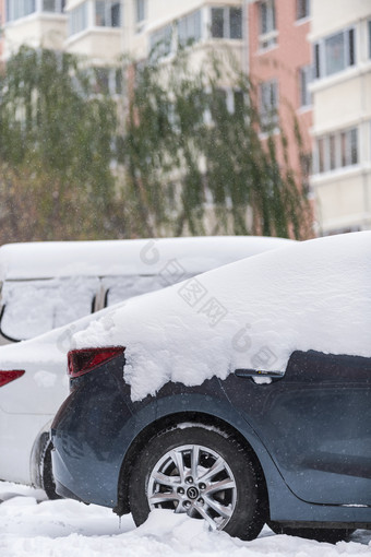 冬天被白雪覆盖的汽车