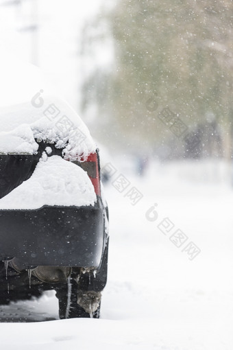 冬天白雪覆盖的黑色汽车