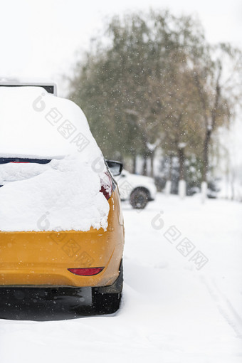 冬天白雪覆盖的小汽车