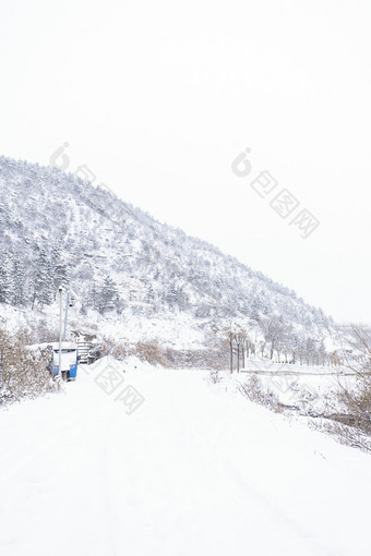 冬天大雪中的山道<strong>图片</strong>