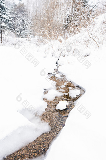 冬季大雪覆盖的河流