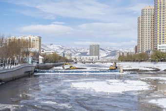 城镇白雪覆盖的河道