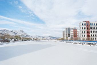 冬季大雪覆盖的河面