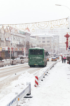 冬季雪后行驶的公交车