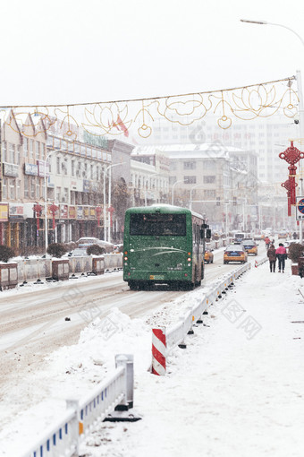 冬季雪后行驶的公交车