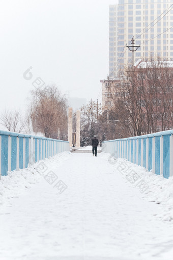 冬季的积雪小吊桥