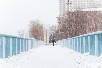 冬天的积雪路桥