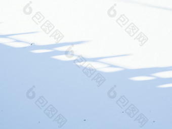 冬天雪地的护栏影子