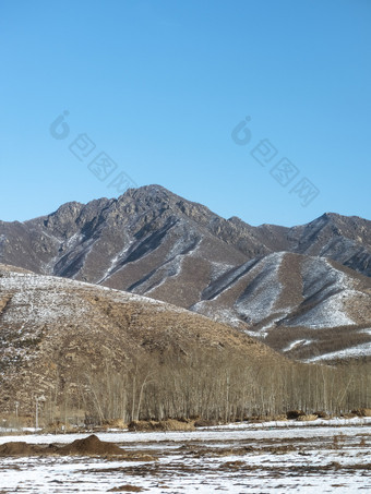 冬天雪后的山村大山