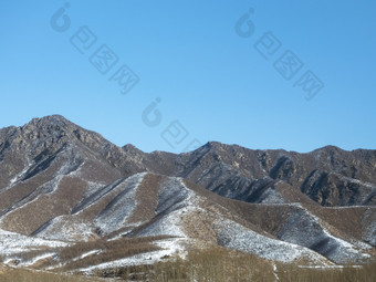 冬天雪后的山脉与积雪