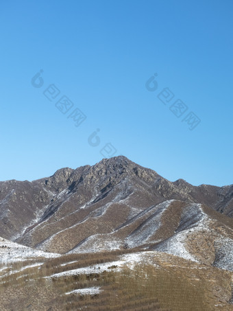 冬天雪后覆盖的山峰