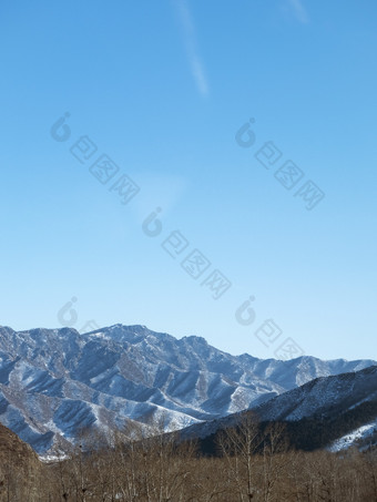 冬季阳光午后积雪山峰