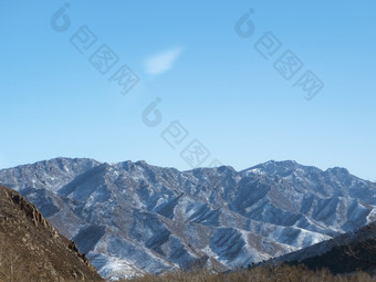 冬天的雪后山峰远景