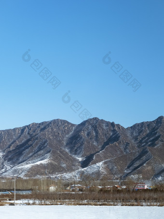 冬季大雪堆积的山峰