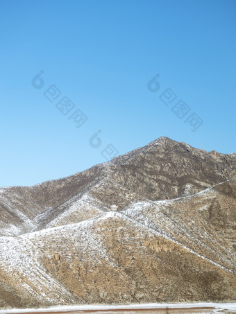 冬天大雪以后远处的山峰