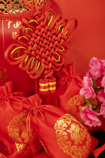 大红中国结欢喜过新年