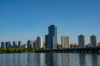 城市水系公园旁高端写字楼大厦