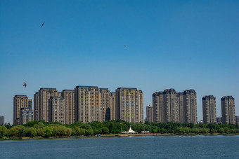 城市高端高层住宅大楼河景房