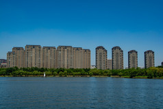 城市高端高层住宅大楼河景房