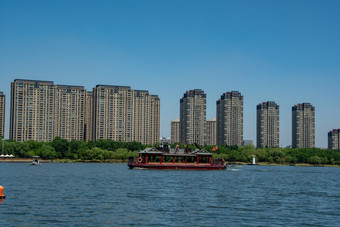 城市高端高层住宅大楼河景房图片