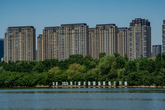 城市高端高层住宅大楼河景房