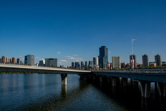 跨河大桥连接两岸助力城市发展